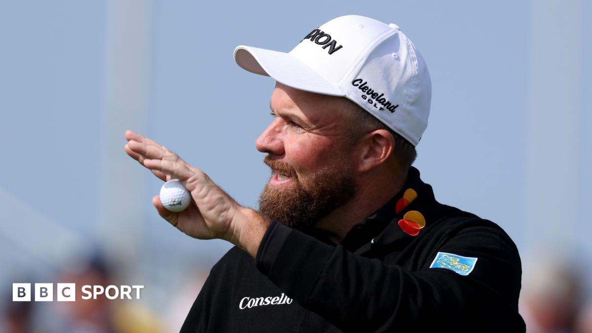 Shane Lowry acknowledges the crowd