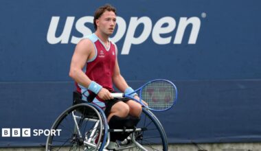 Alfie Hewett in action at the US Open, wearing a maroon vest
