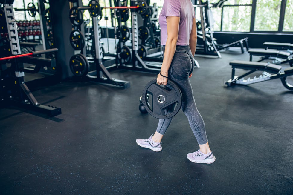 Young woman athlete preparing for weight lifting