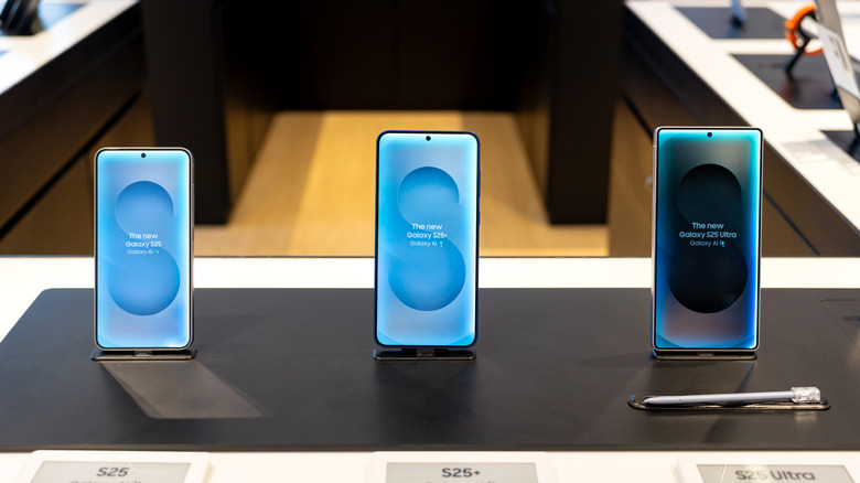 Samsung Galaxy S25, S25+, and S25 Ultra displayed on stands in a store.