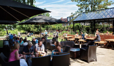 UK economic growth set to peter out as consumers swap shops for pubs