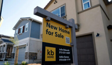 US 30-year mortgage rates top 7% for the first time in nearly two years