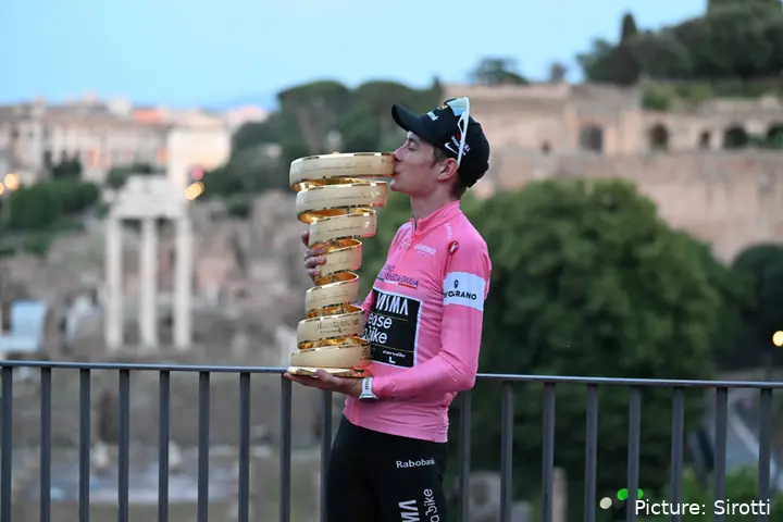 Jonas Vingegaard poses with the Giro d’Italia trophy