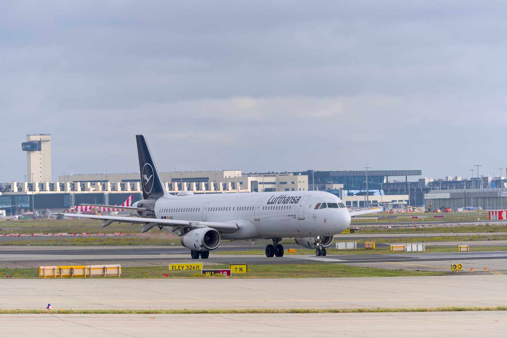 Lufthansa Airbus A321-200 Michael Derrer Fuchs