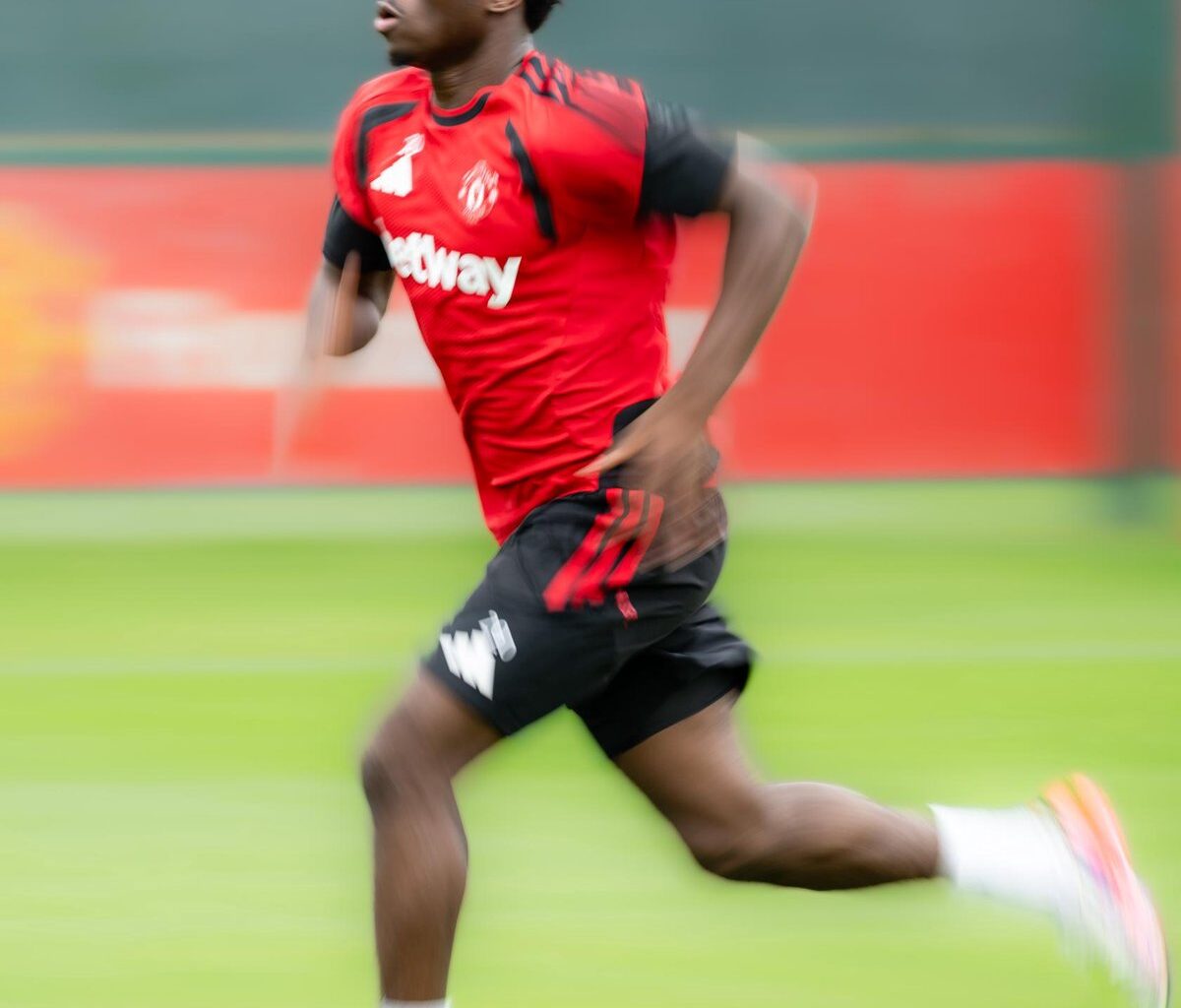 Baleba trains at Carrington - Official Manchester United Website