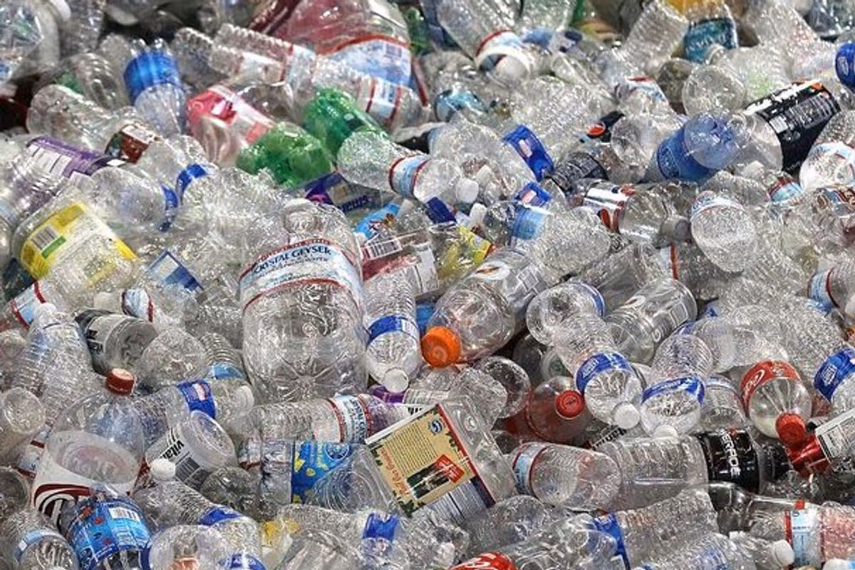Plastic bottles and metal cans will be included in the new Deposit Return Scheme