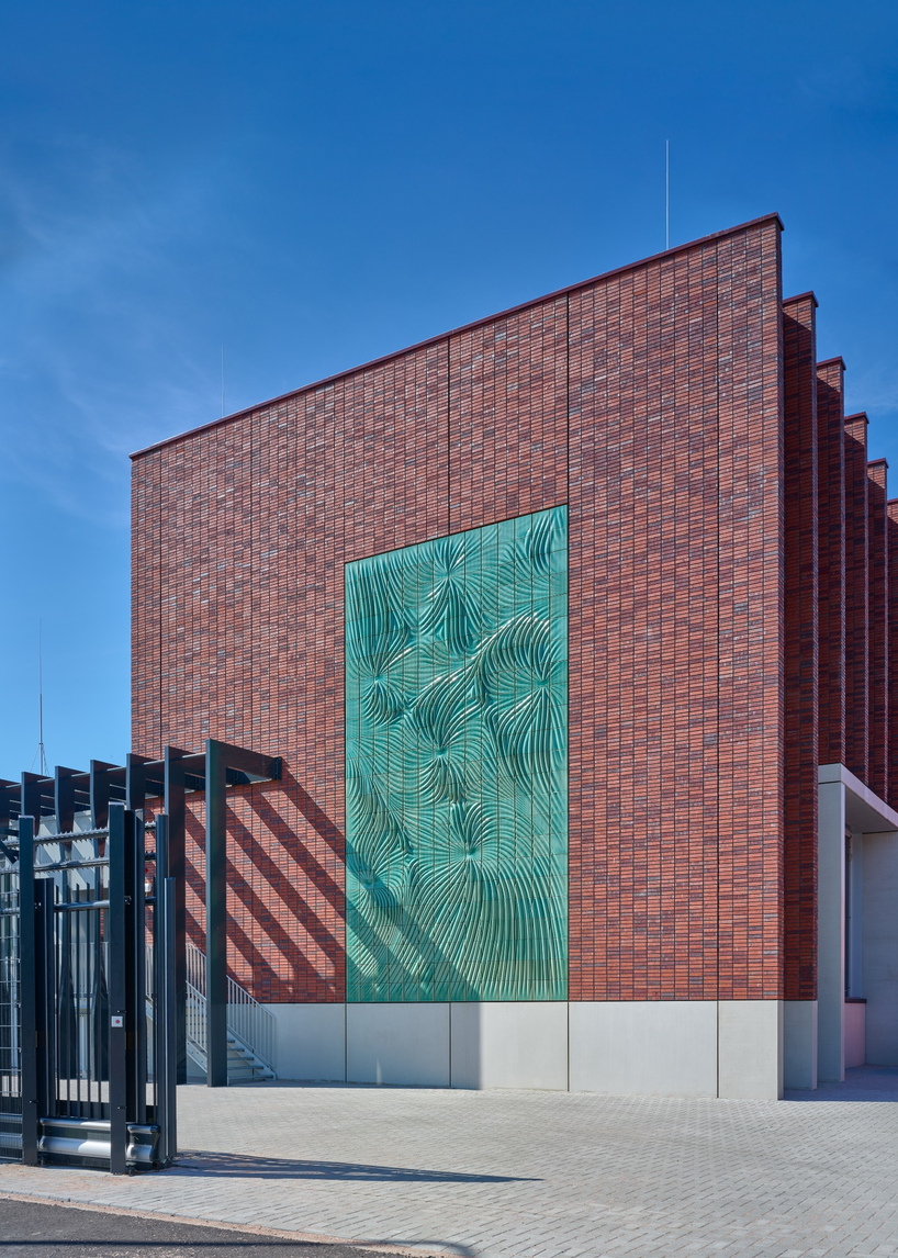 322 ceramic tiles translate electromagnetic fields into textured switchstation facade - 1