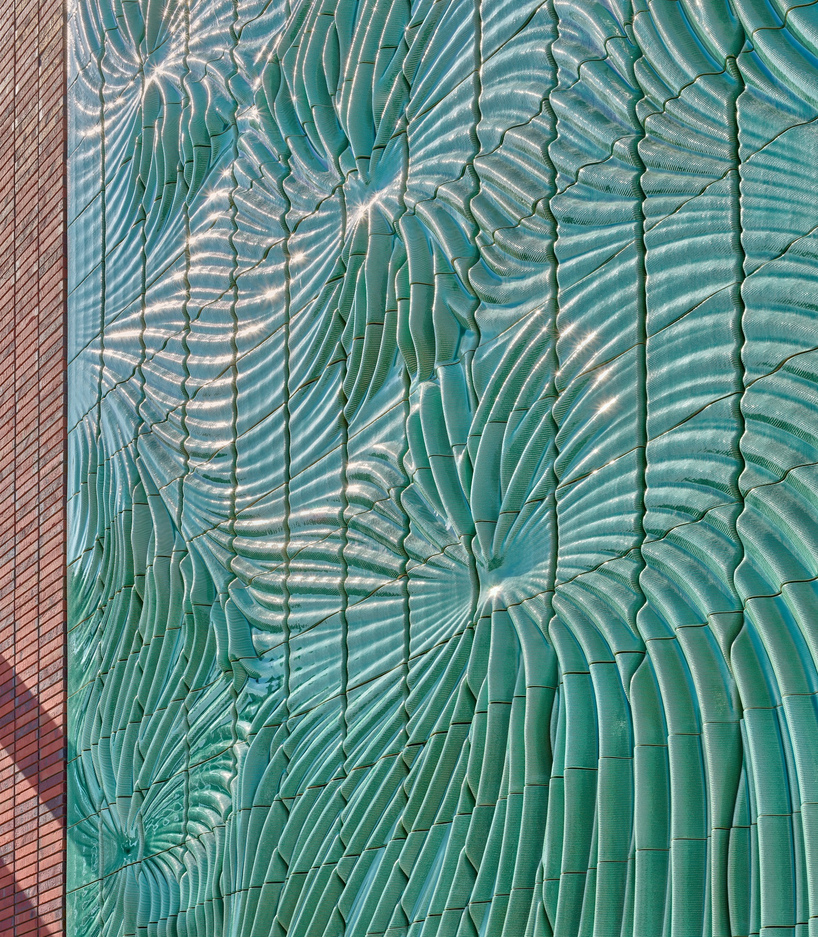 322 ceramic tiles translate electromagnetic fields into textured switchstation facade - 3
