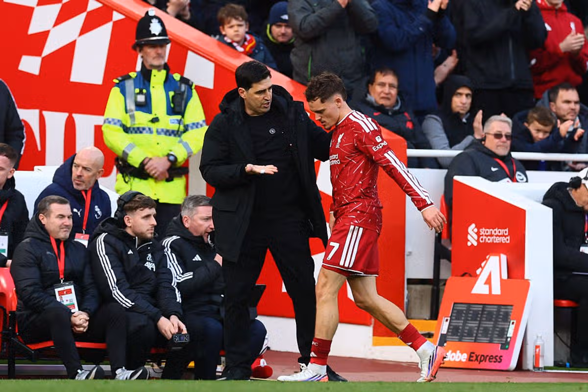 Liverpool's Spanish head coach Andoni Iraola (L) checks on Liverpool's German midfielder #07 Florian Wirtz (R) as he leaves the game having picked up an injury during the English Premier League football match between Liverpool and Brighton and Hove Albion at Anfield in Liverpool, north west England on October 25, 2026. (Photo by Paul Currie / AFP via Getty Images) / RESTRICTED TO EDITORIAL USE. No use with unauthorized audio, video, data, fixture lists, club/league logos or 'live' services. Online in-match use limited to 120 images. An additional 40 images may be used in extra time. No video emulation. Social media in-match use limited to 120 images. An additional 40 images may be used in extra time. No use in betting publications, games or single club/league/player publications. / 