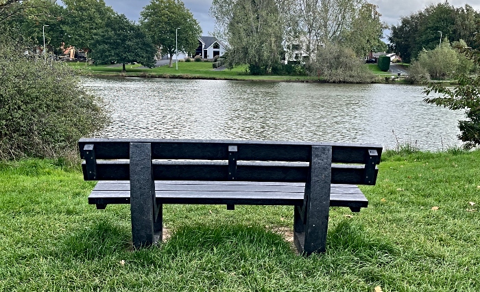 Kim Woodburn bench next to Nantwich Lake