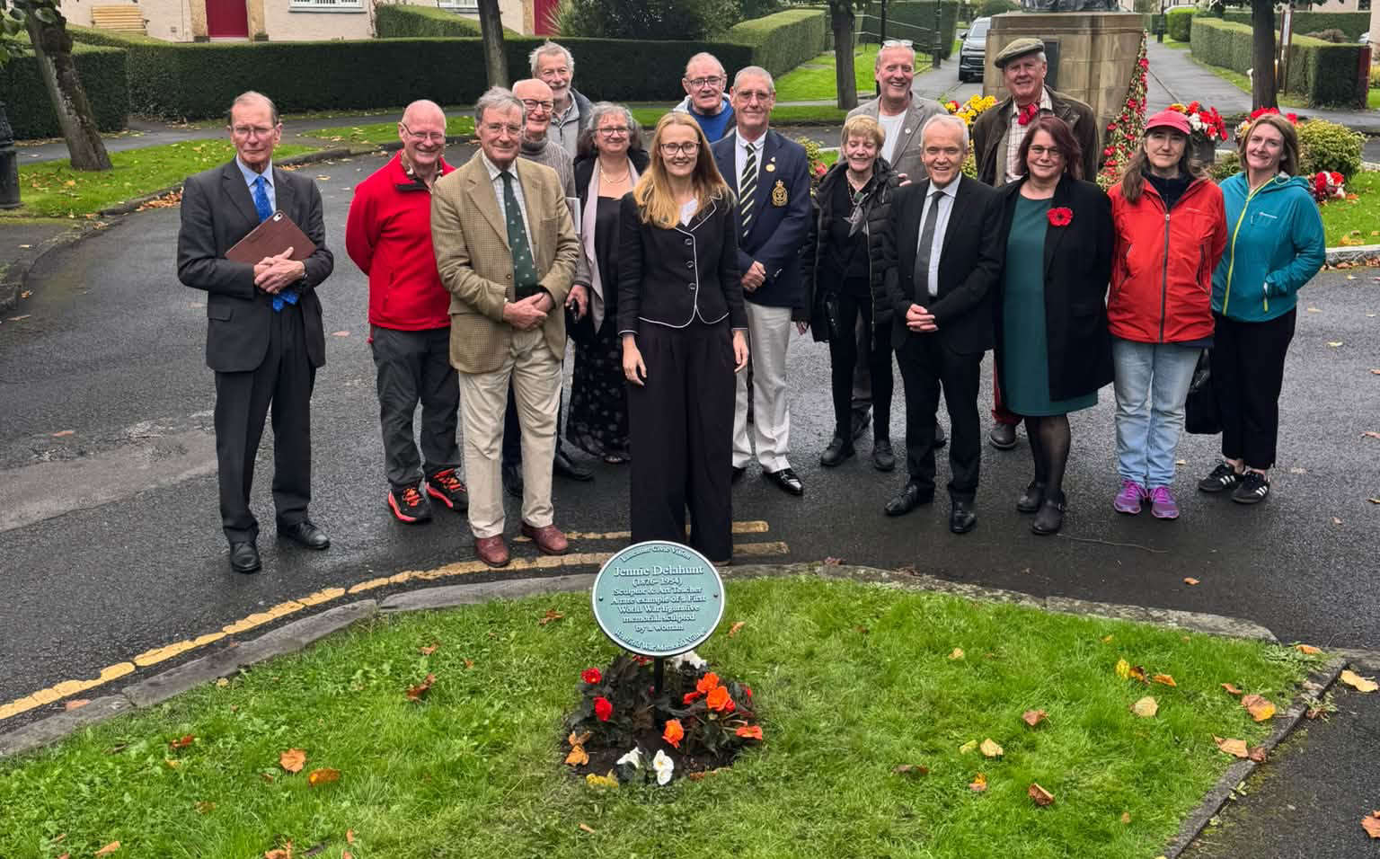 Plaque unveiled to honour groundbreaking sculptor of war memorial in Lancaster