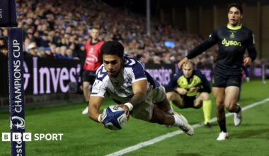 Donovan Taofifenua dives in to score a try for Montpellier