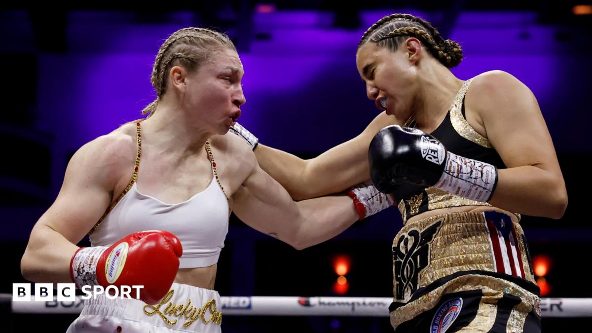 Lauren Price (left) and Stephanie Pineiro Aquino exchange blows