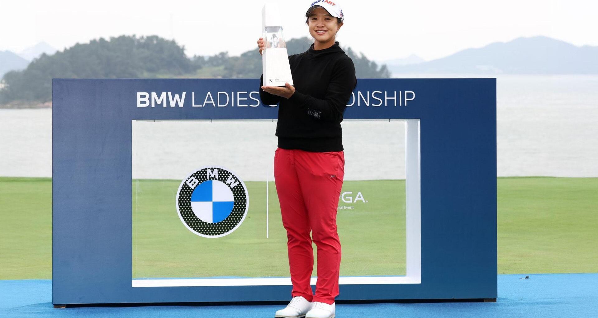 Kim Sei-young poses with the trophy after winning the BMW Ladies Championship at Pine Beach Golf Links, Haenam, South Jeolla Province, Oct. 19. AP-Yonhap