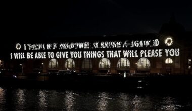 jenny holzer's j’ai vu lights up musée d’orsay in paris