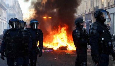 French unrest, AI debt risks push investors toward ultralong JGBs