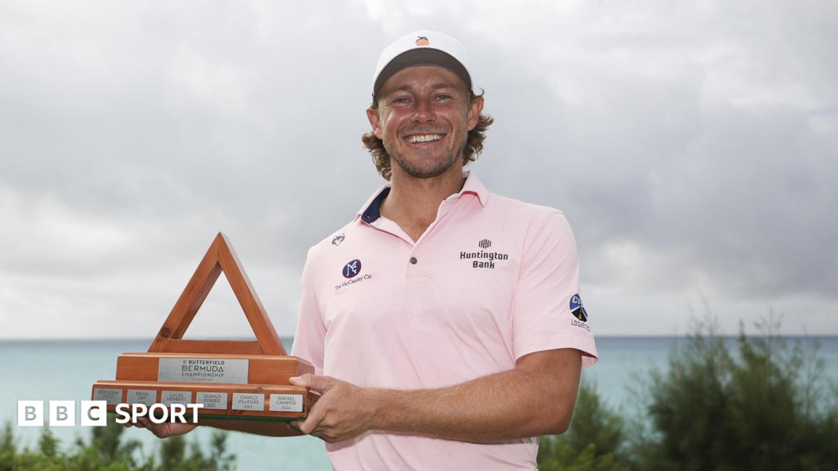 Austin Smotherman poses with the trophy