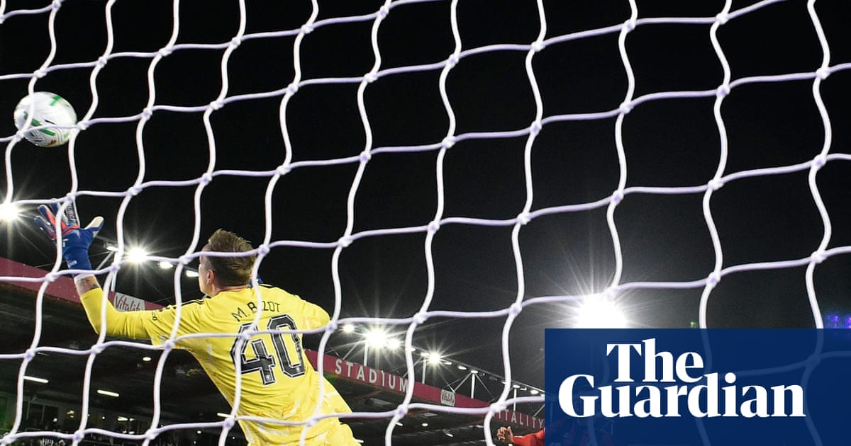 Carabao Cup roundup: Bournemouth thrash Villa, Sunderland salvo stings Bees | Carabao Cup