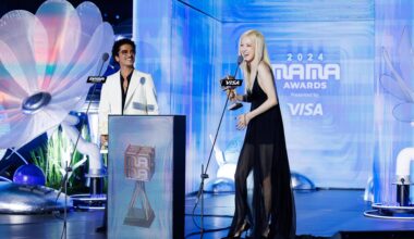 American singer-songwriter Bruno Mars, left, and BLACKPINK’s Rosé receive the Global Sensation award at the 2024 MAMA Awards at Kyocera Dome Osaka in Japan, Nov. 22, 2024. The duo’s collaboration “APT.” topped charts across English-speaking markets. Courtesy of CJ ENM