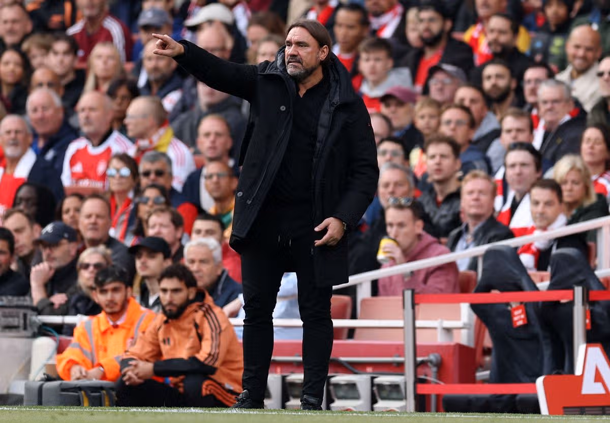 Daniel Farke on the touchline during Arsenal vs Leeds