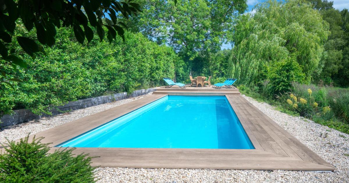Offer accepted as TV icon's daughter sells £4m mansion with pool