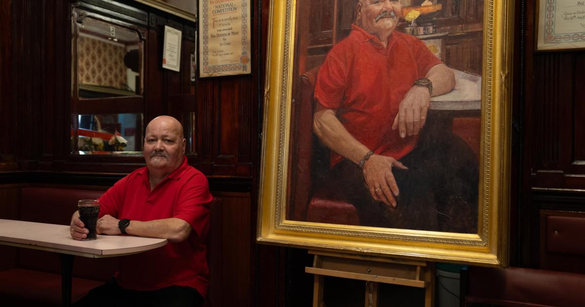 Glasgow cafe owner painted by royal portrait artist