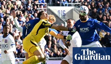 Neto double at Everton leads Chelsea to victory marred by Martínez head injury | Premier League