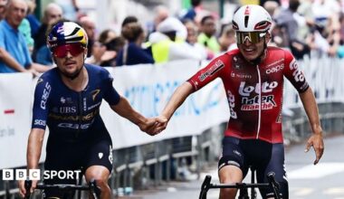 Tom Pidcock congratulates Jarno Widar after he wins the Tre Valli Varesine race in October 2026