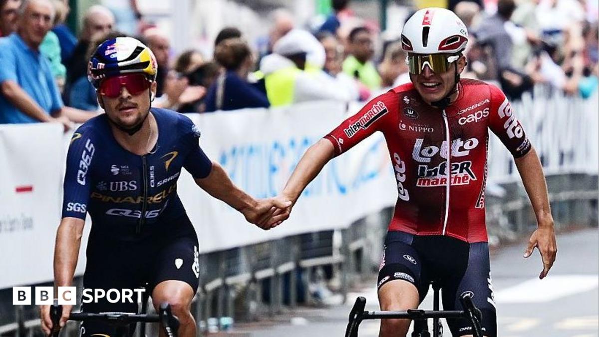 Tom Pidcock congratulates Jarno Widar after he wins the Tre Valli Varesine race in October 2026