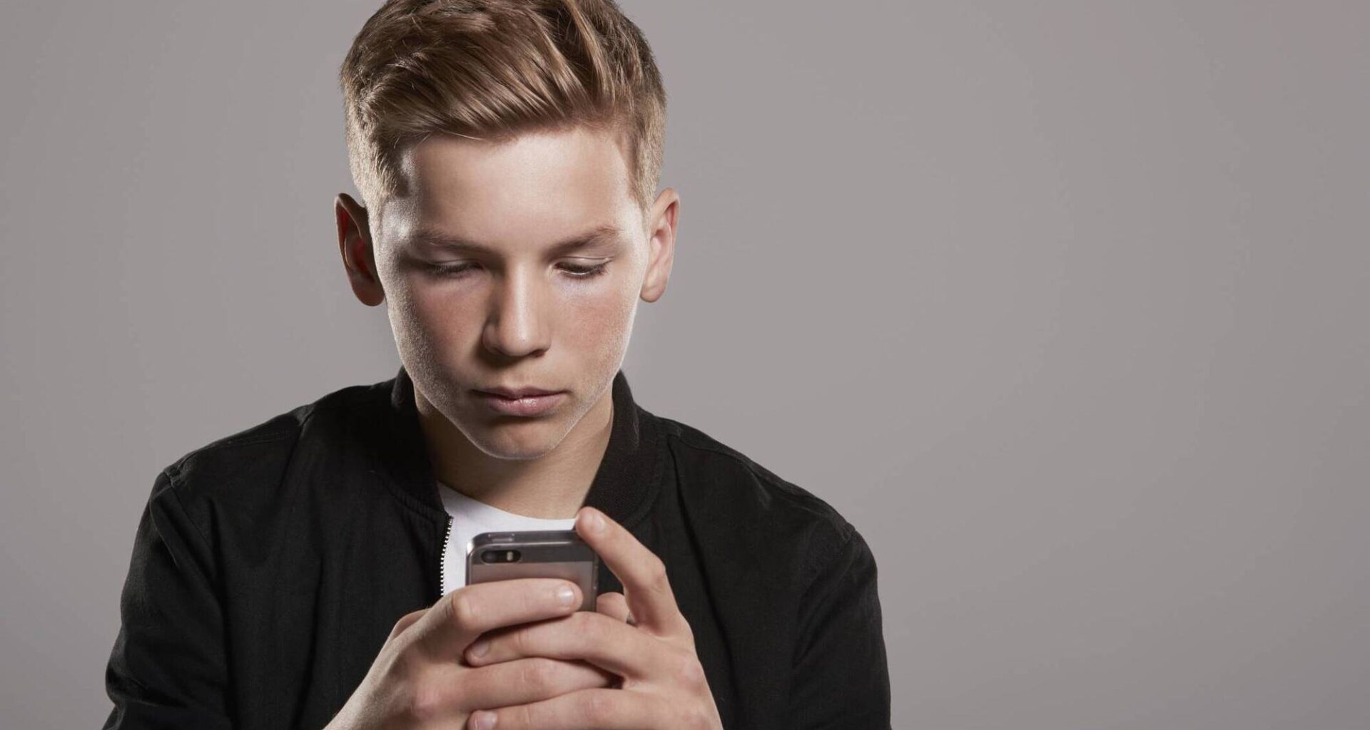 Sending 40 Snapchats in an evening may involve contact, but it does not produce anywhere near the same connection as laughing about something with somebody or simply being bored in one another’s company, says Colman. 