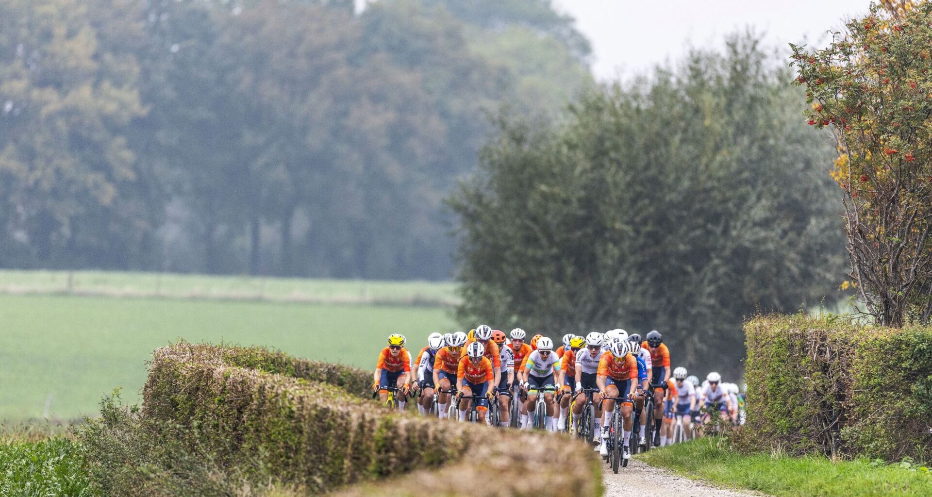 UCI Gravel World Championships 2026 elite women LIVE - Wet gravel and puddles set the tone for the race