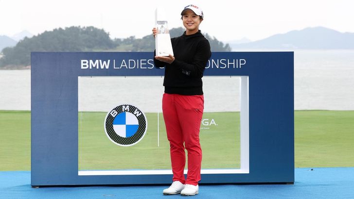 Kim Sei-young poses with the trophy after winning the BMW Ladies Championship at Pine Beach Golf Links, Haenam, South Jeolla Province, Oct. 19. AP-Yonhap