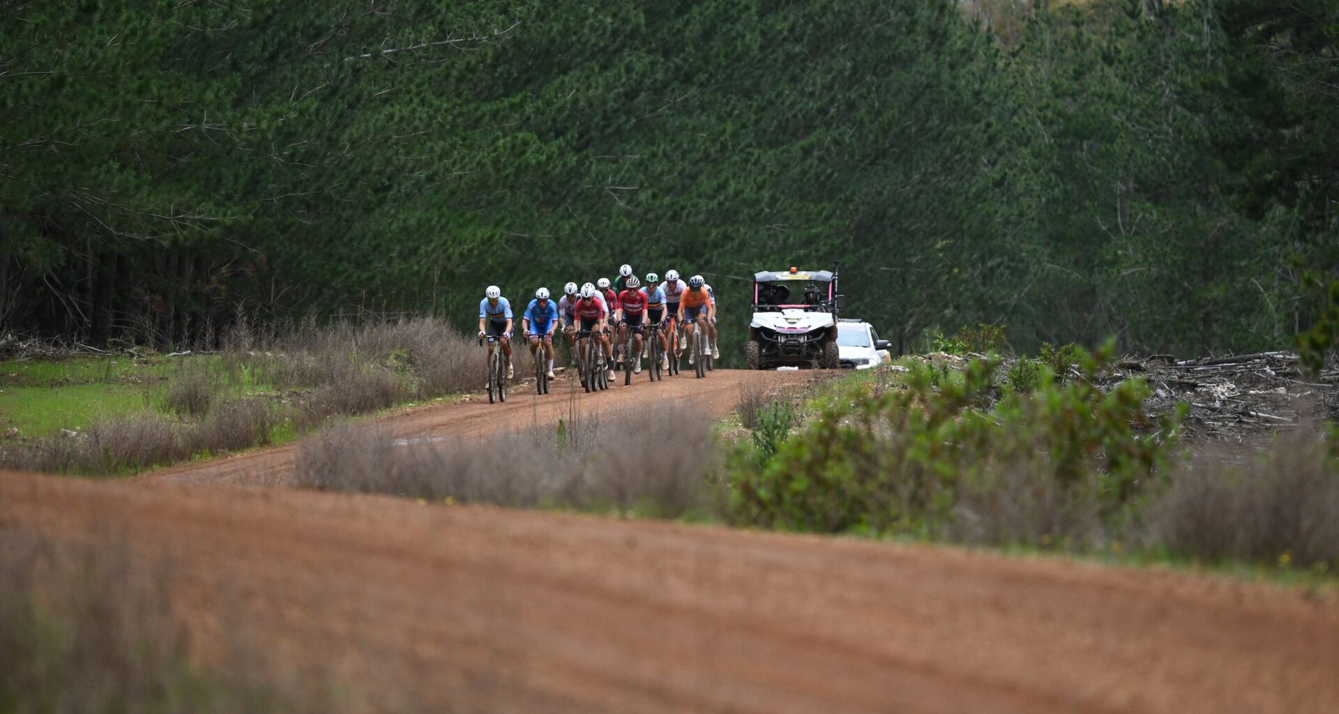 UCI Gravel World Championships 2026 elite men LIVE - The chase continues to split as leading three becomes two