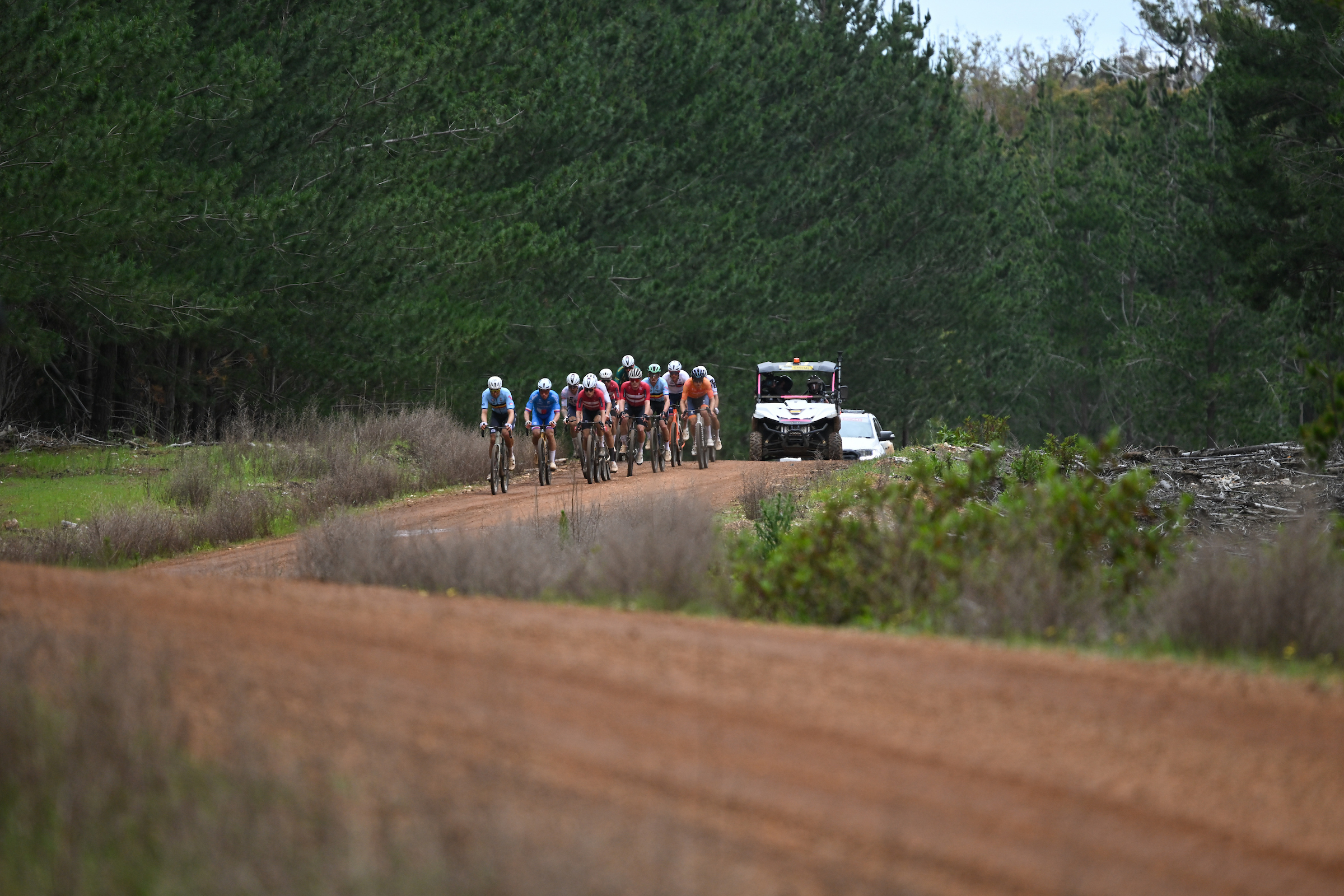 Picture by Zac Williams/SWpix.com - 11/10/2026 - Cycling - 2026 UCI Gravel World Championships - Nannup, Western Australia, Australia - Men&rsquo;s Elite - The chasing group