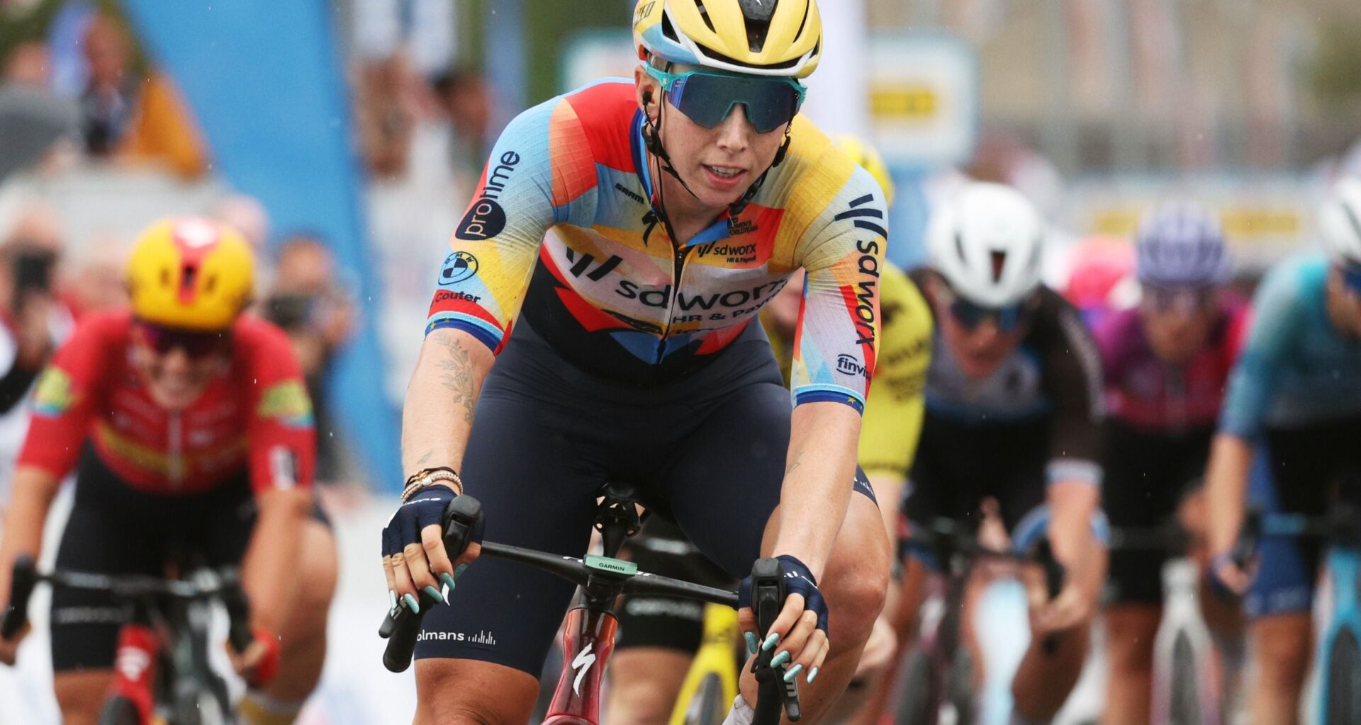 Tour of Chongming Island: Lorena Wiebes makes it two from two despite electric challenge from Lara Gillespie on stage 2