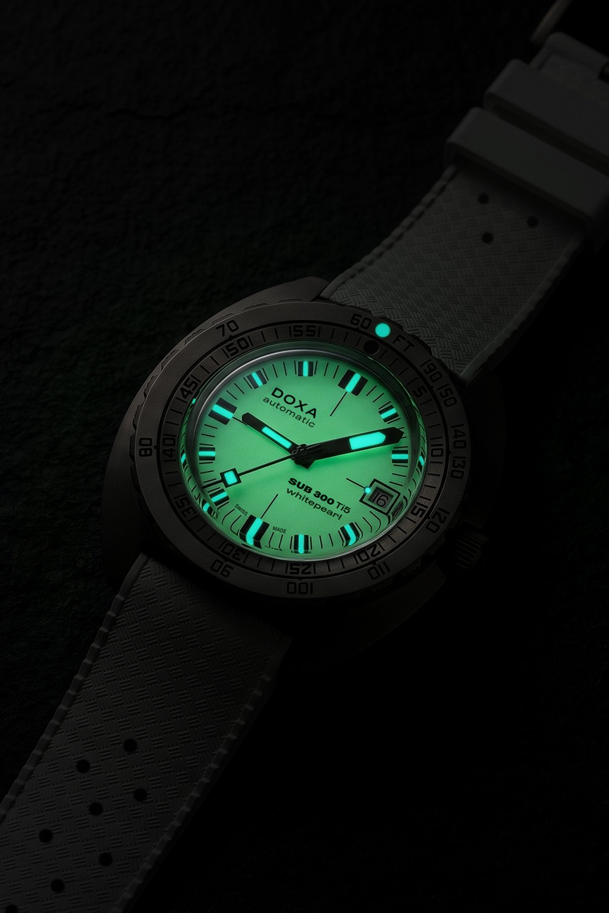 Doxa Sub 300 Ti5 WhitePearl lume shot