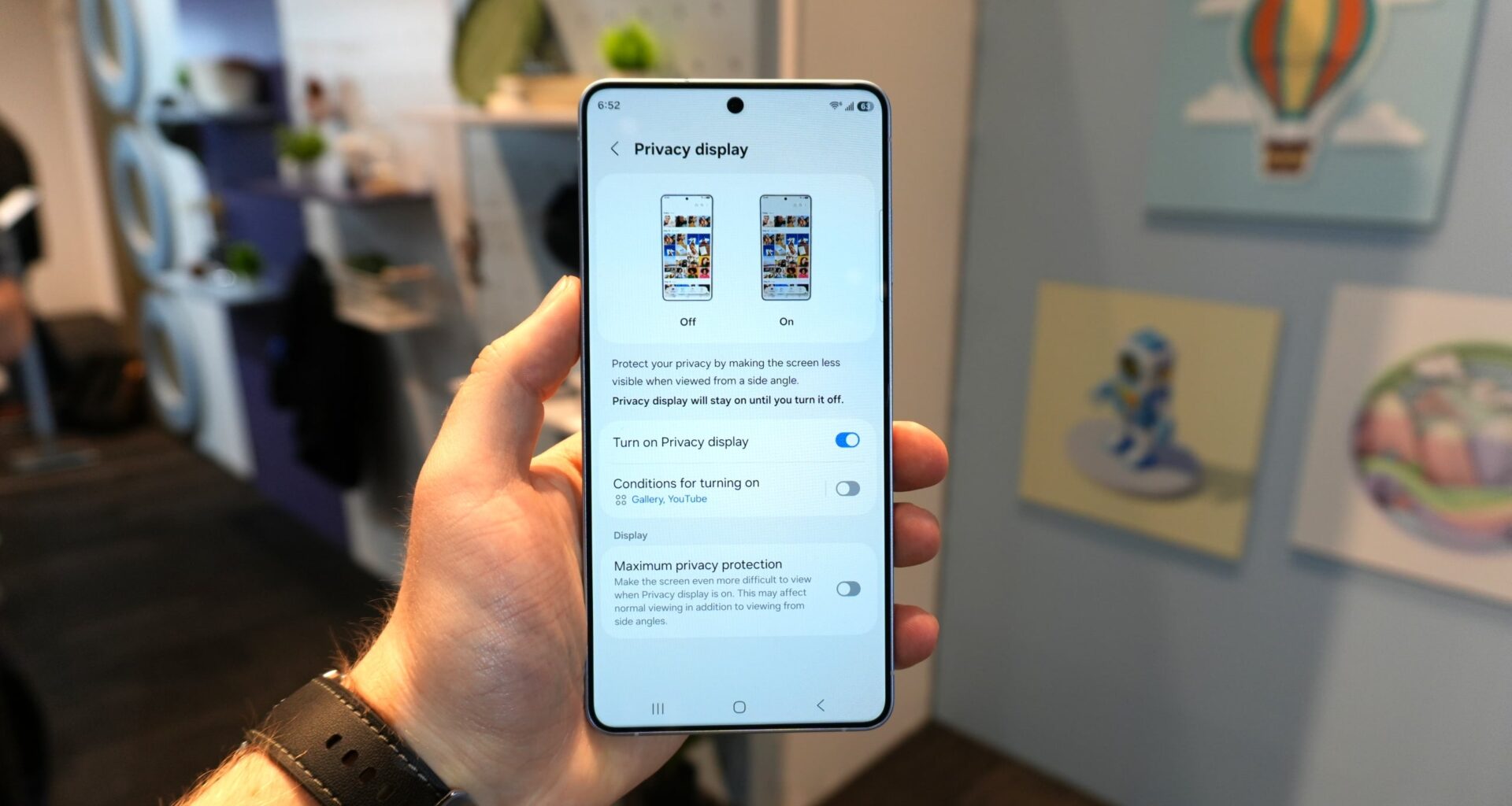 Which Samsung Galaxy smartphones have Privacy Display?