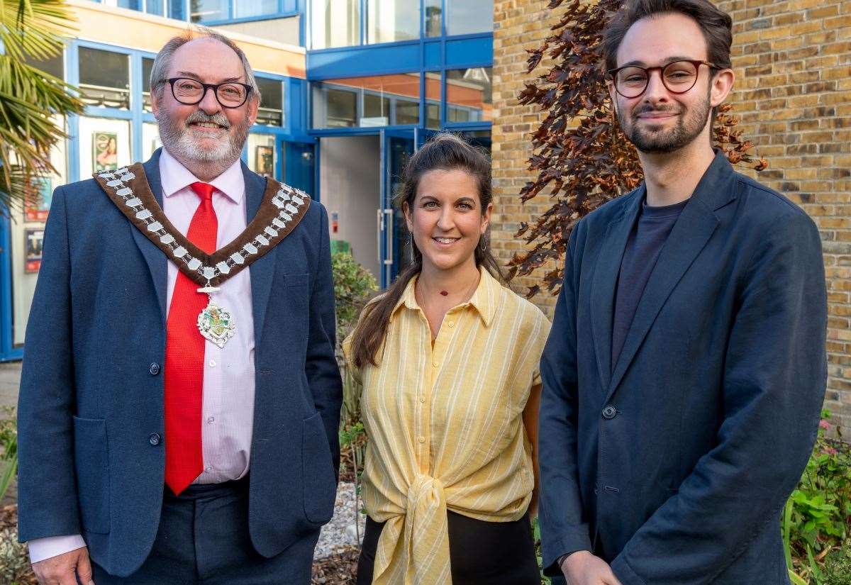 Bishop’s Stortford sculptor Nicola Anthony advocates for the art of conversation with gift to town