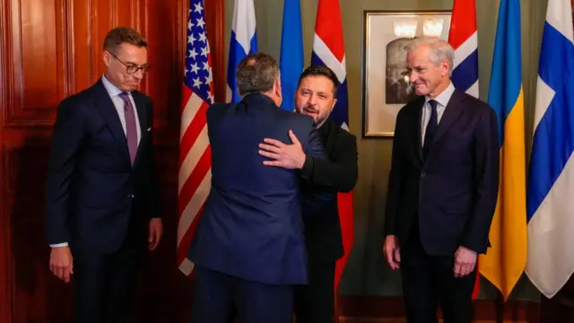 Zelensky hugs Witkoff ahead of their meetings