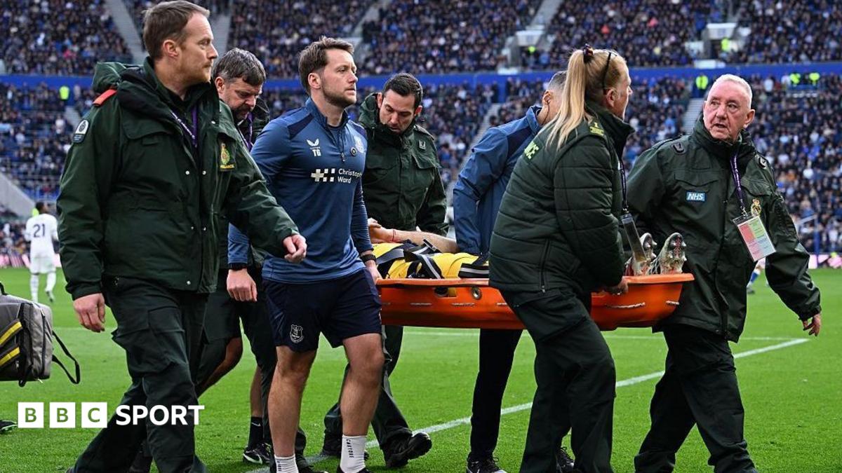 Emiliano Martinez going off on stretcher