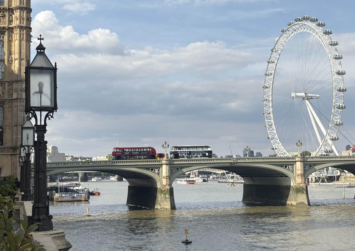 Westminster Bridge closed as police respond to 'ongoing incident' - London Evening Standard