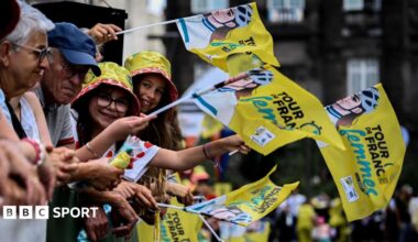 Fans watch the Tour de France Femmes