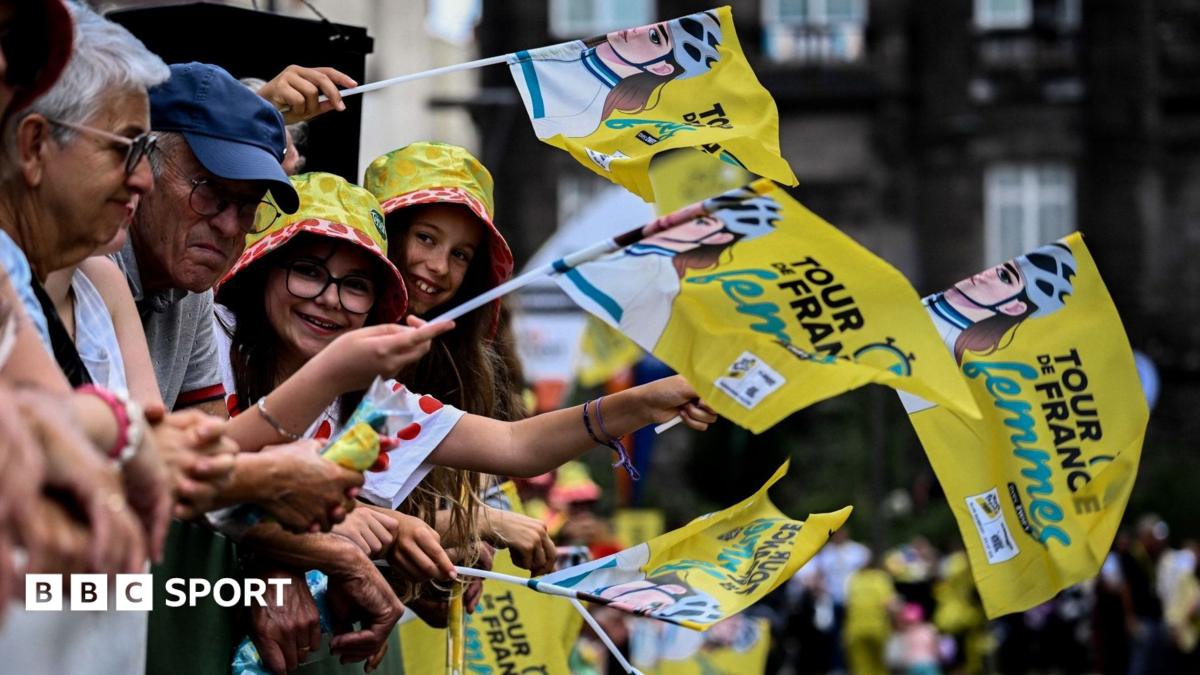 Fans watch the Tour de France Femmes