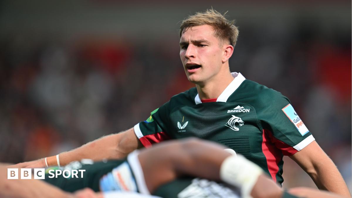 Jack van Poortvliet orchestrating his scrum who are seen just below him in soft focus, all wearing green Leicester tops