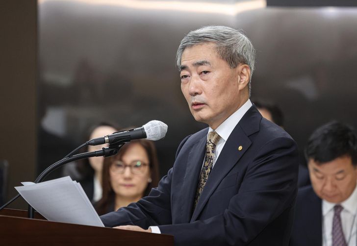 Bank of Korea Gov. Shin Hyun-song delivers a work report during a parliamentary audit held at the Bank of Korea in Jung District, Seoul, Oct. 12. Yonhap