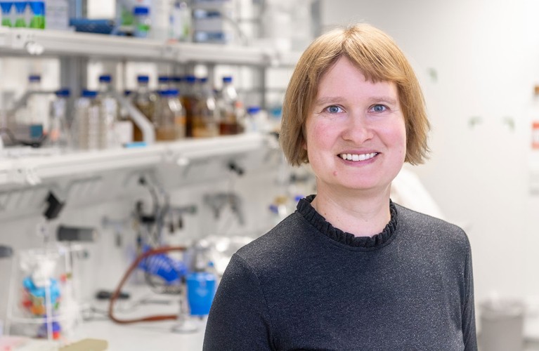 Henrike Niederholtmeyer in a laboratory.