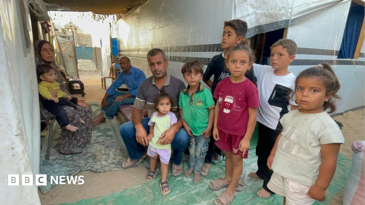 Dalal al-Dahdouh (L) and her family in Gaza City, northern Gaza
