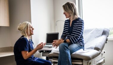 Menopause: ACOG Recommends Hormone Therapy for Hot Flashes and Mood - Healthline