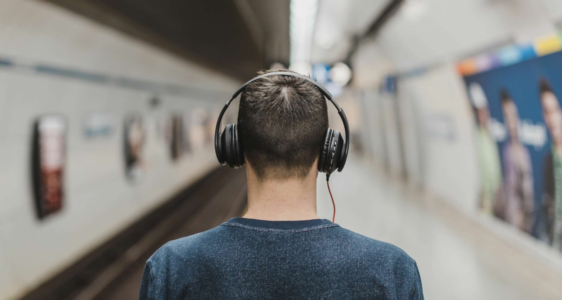 UK Prime Minister Introduces Fine for Public Transit Passengers Who Don't Use Headphones