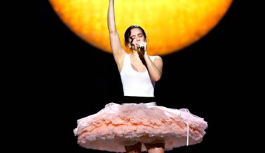 Watch Rosalía perform ‘Reliquia’ en pointe and ‘Magnolias’ in the rain on ‘SNL’